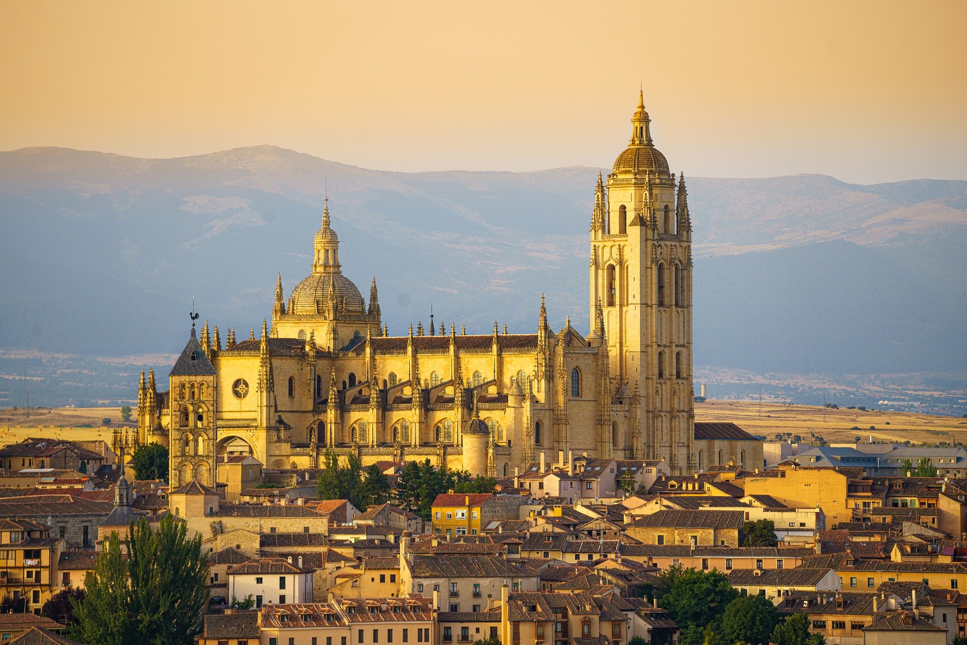 cathedral-6709412_1920.jpg